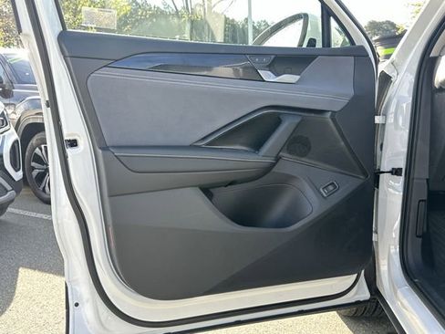 New 2025 Volkswagen Tiguan SE image 12