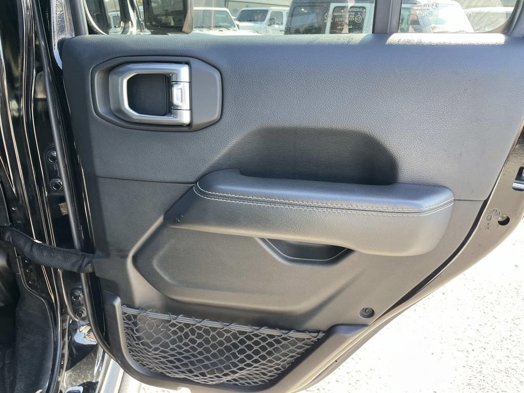 Used 2018 Jeep Wrangler Unlimited Sahara AWD/4WD image 29