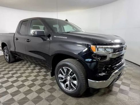 Used 2022 Chevrolet Silverado 1500 LT AWD/4WD image 2
