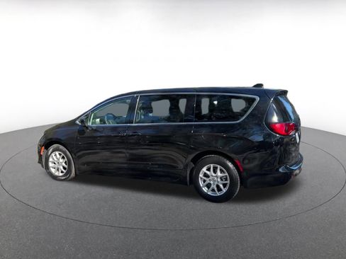 Used 2024 Chrysler Voyager LX image 10