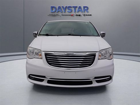 Used 2015 Chrysler Town & Country Touring-L w/ Driver Convenience Group image 39