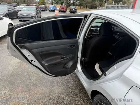 Used 2022 Nissan Versa SV FWD image 10