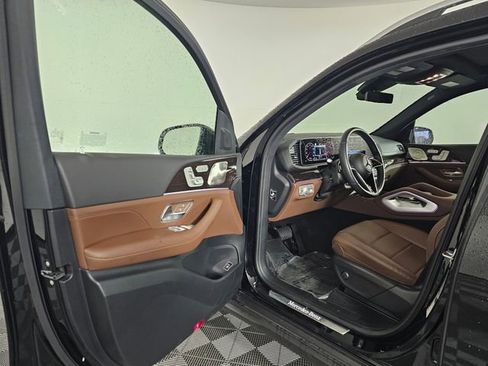 Used 2025 Mercedes-Benz GLS 450 4MATIC image 25