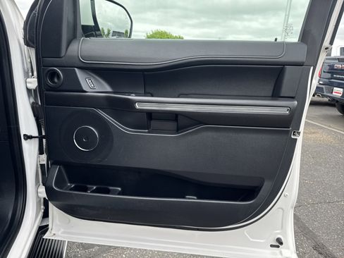 Used 2018 Ford Expedition XLT w/ Equipment Group 202A AWD/4WD image 27