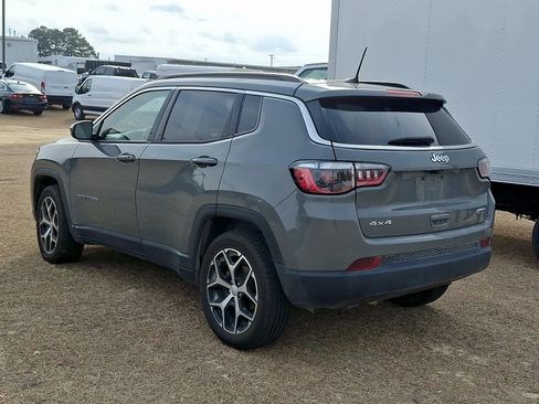 Used 2024 Jeep Compass Latitude image 4