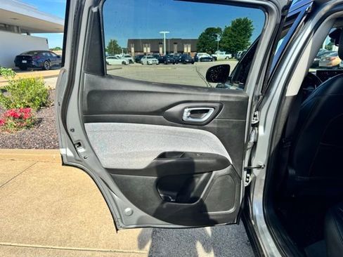 Used 2022 Jeep Compass Latitude AWD/4WD image 17