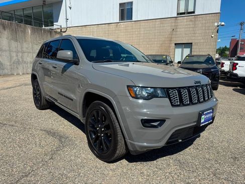 Used 2021 Jeep Grand Cherokee Laredo X AWD/4WD image 9