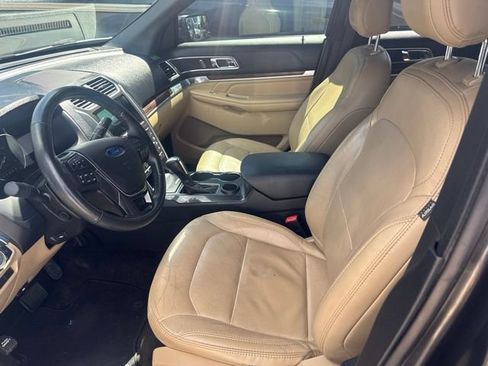 Used 2017 Ford Explorer Limited w/ Equipment Group 301A FWD image 4