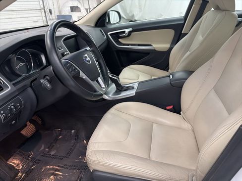 Used 2017 Volvo S60 T5 Inscription image 13