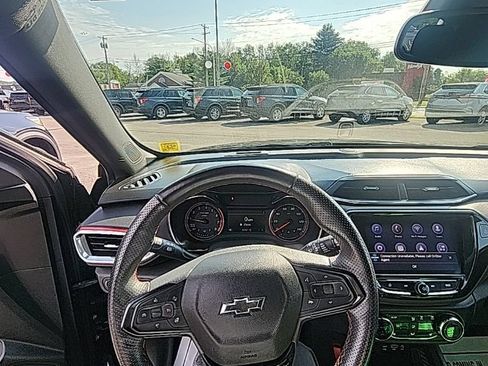 Used 2022 Chevrolet TrailBlazer RS w/ Sun and Liftgate Package FWD image 2