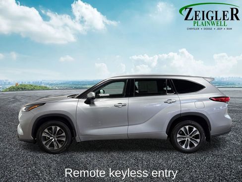 Used 2022 Toyota Highlander XLE image 3