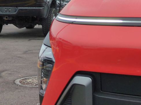 Certified 2025 Hyundai Kona SE image 9