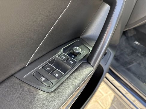 Used 2022 Volkswagen Tiguan SE image 11