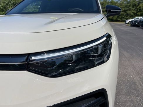 New 2026 Volkswagen Tiguan SE R-Line FWD image 9