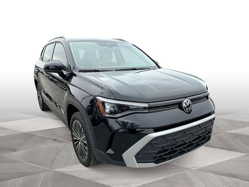 Used 2025 Volkswagen Taos SE FWD image 2