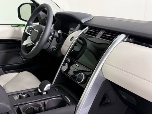New 2025 Land Rover Discovery S image 31