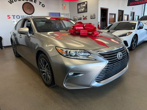 Used 2016 Lexus ES 350 w/ Luxury Package w/Wood Trim FWD image 2