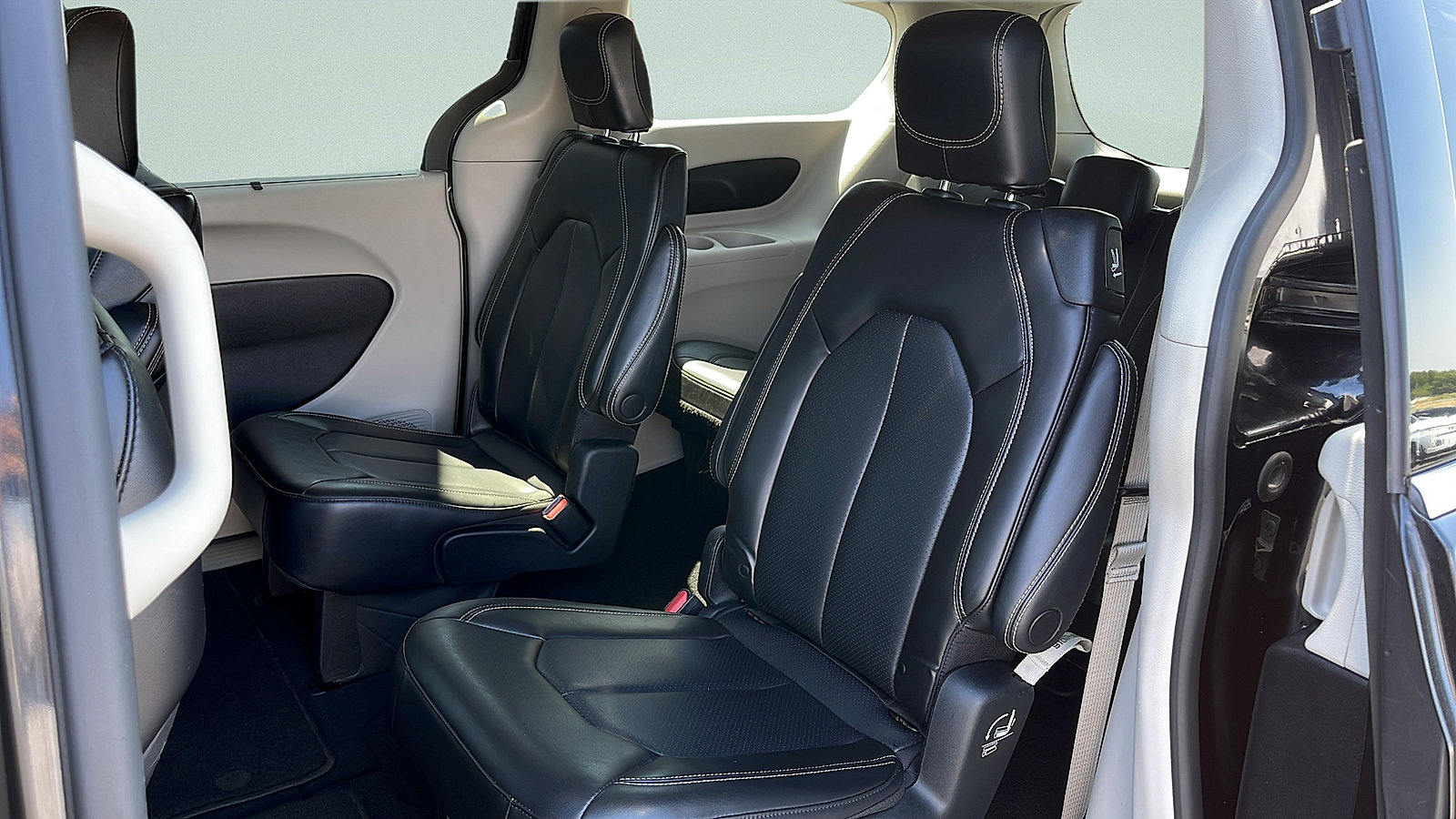 Used 2023 Chrysler Pacifica Touring-L FWD image 24