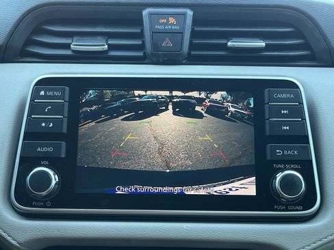 Used 2021 Nissan Versa SV image 4