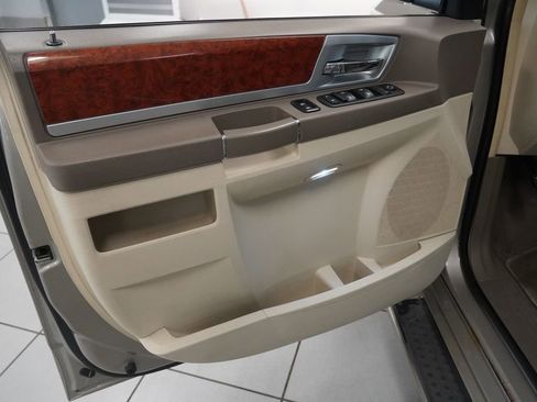 Used 2009 Chrysler Town & Country Touring FWD image 5
