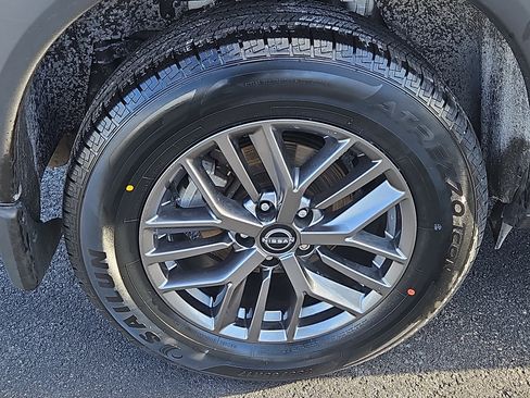 Used 2024 Nissan Rogue S image 24