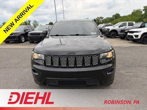Used 2018 Jeep Grand Cherokee Altitude AWD/4WD image 3