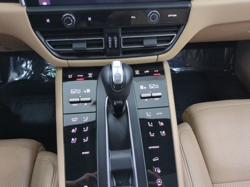 Certified 2023 Porsche Macan Turbo AWD/4WD image 13