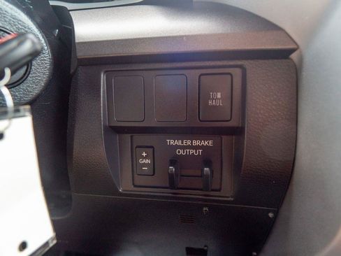 Used 2020 Toyota Tundra SR5 w/ SR5 Convenience Package AWD/4WD image 22