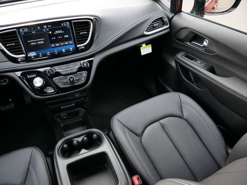 New 2026 Chrysler Pacifica Select AWD/4WD image 16