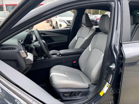 Used 2025 Toyota Camry SE w/ Convenience Package image 8