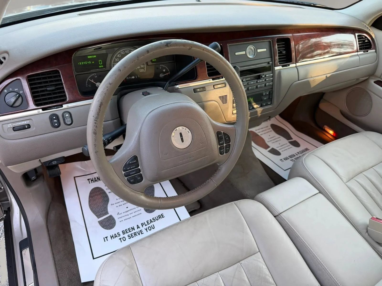 Used 2003 Lincoln Town Car Executive RWD image 13