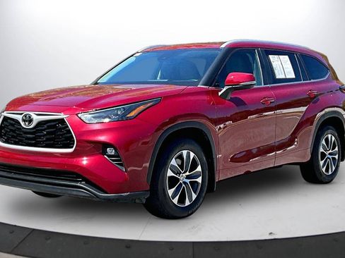 Used 2023 Toyota Highlander XLE FWD image 4