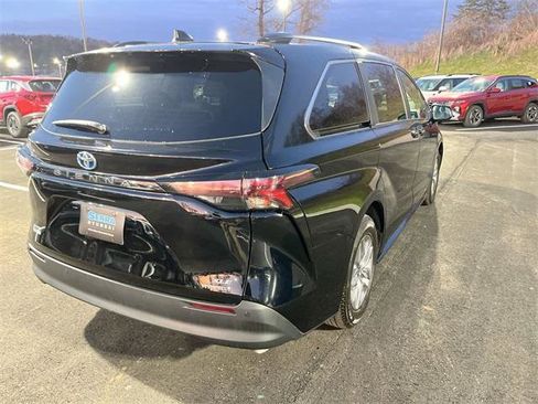 Used 2024 Toyota Sienna XLE image 16