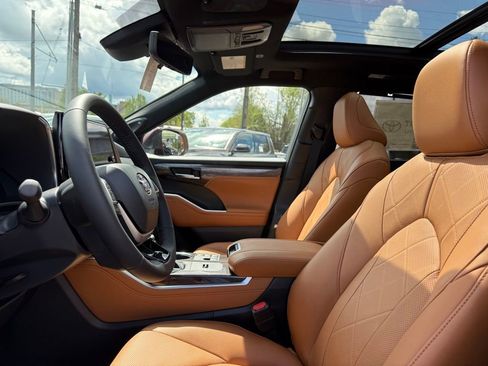 New 2026 Toyota Highlander Platinum image 16