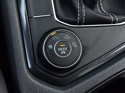 Certified 2022 Volkswagen Tiguan SE R-Line AWD/4WD image 18