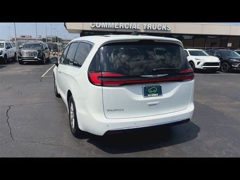 Used 2024 Chrysler Pacifica Touring-L FWD image 7