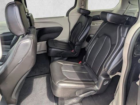 Used 2023 Chrysler Pacifica Touring-L FWD image 16