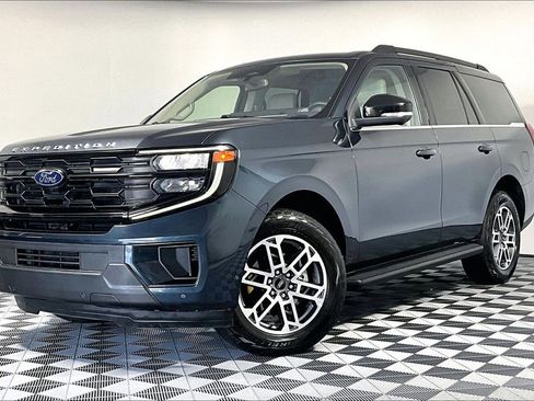 Used 2025 Ford Expedition Active AWD/4WD image 2