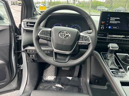 Used 2025 Toyota Sienna XLE Woodland Edition AWD/4WD image 22