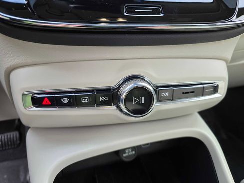 Certified 2024 Volvo XC40 B5 Ultimate w/ Climate Package image 37