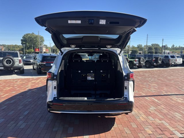 Used 2023 Toyota Sienna Platinum FWD image 27