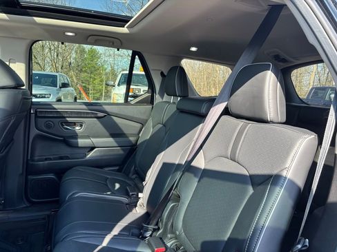 Used 2025 Honda Pilot Elite image 2