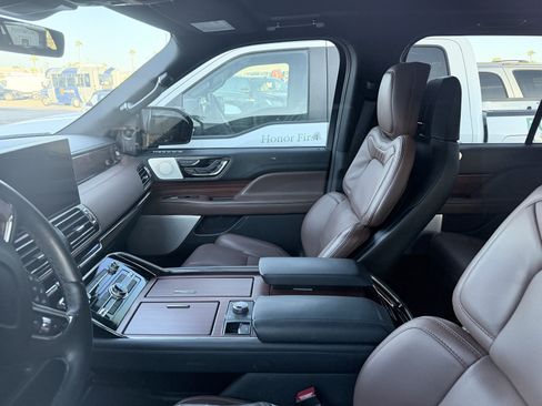 Used 2024 Lincoln Navigator Reserve AWD/4WD image 3