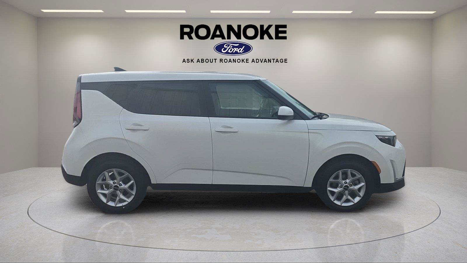 Used 2025 Kia Soul LX FWD image 8