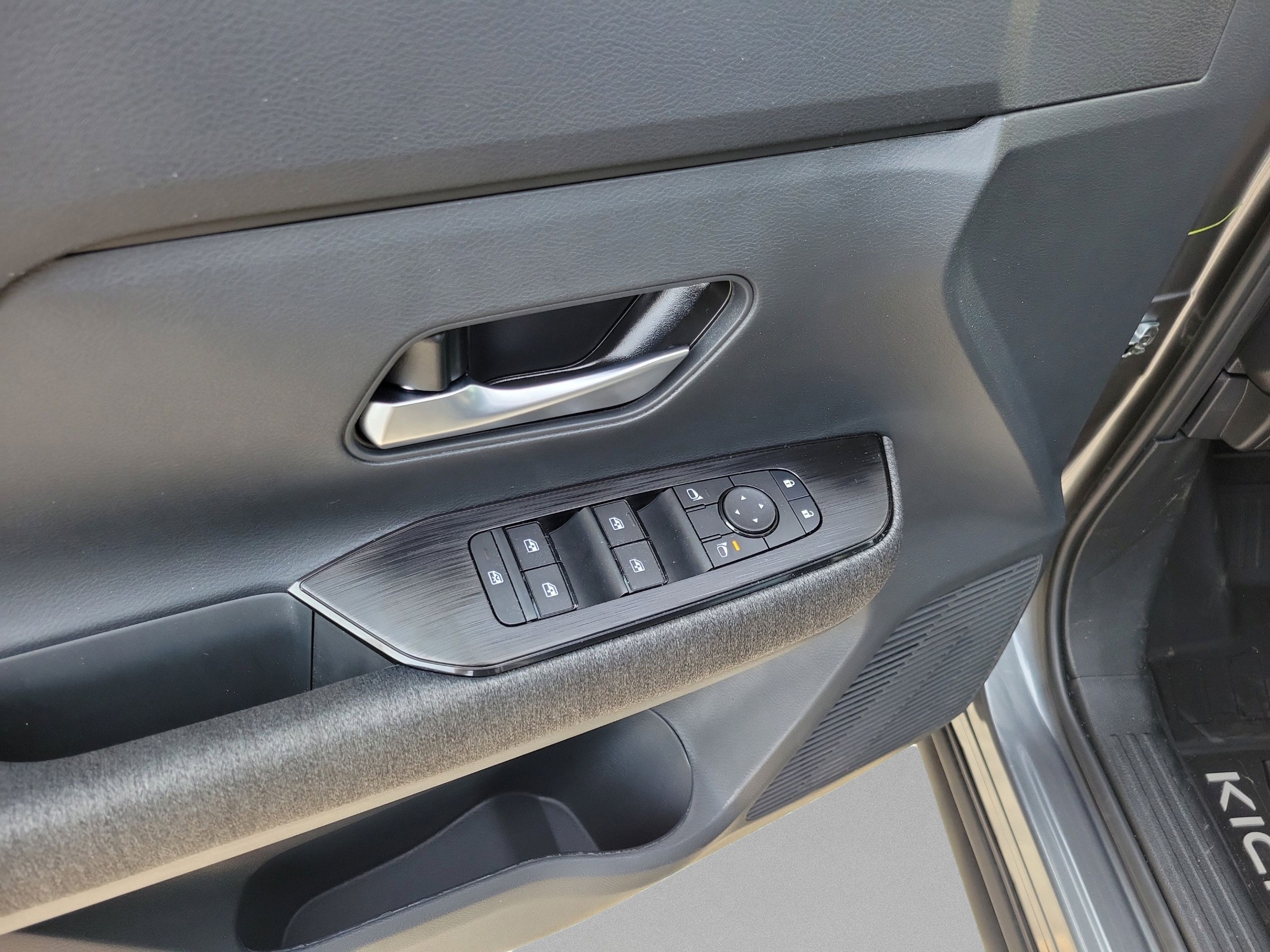 Used 2026 Nissan Kicks SV w/ SV Premium Package FWD image 27