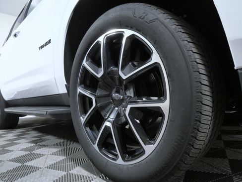 Used 2024 Chevrolet Tahoe RST w/ Luxury Package AWD/4WD image 2