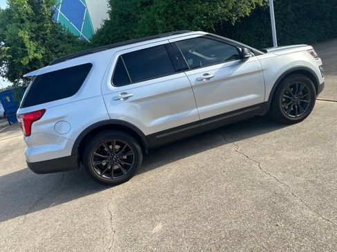 Used 2017 Ford Explorer XLT w/ Equipment Group 202A FWD image 6