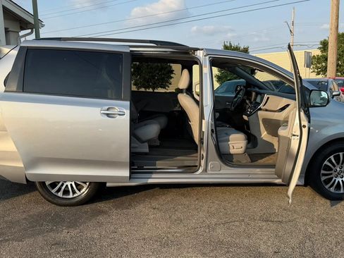 Used 2018 Toyota Sienna XLE FWD image 19
