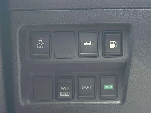 Used 2018 Nissan Rogue SV AWD/4WD image 33