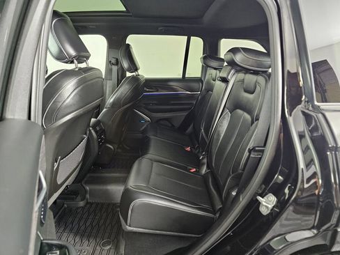 Used 2022 Jeep Grand Cherokee Overland AWD/4WD image 35